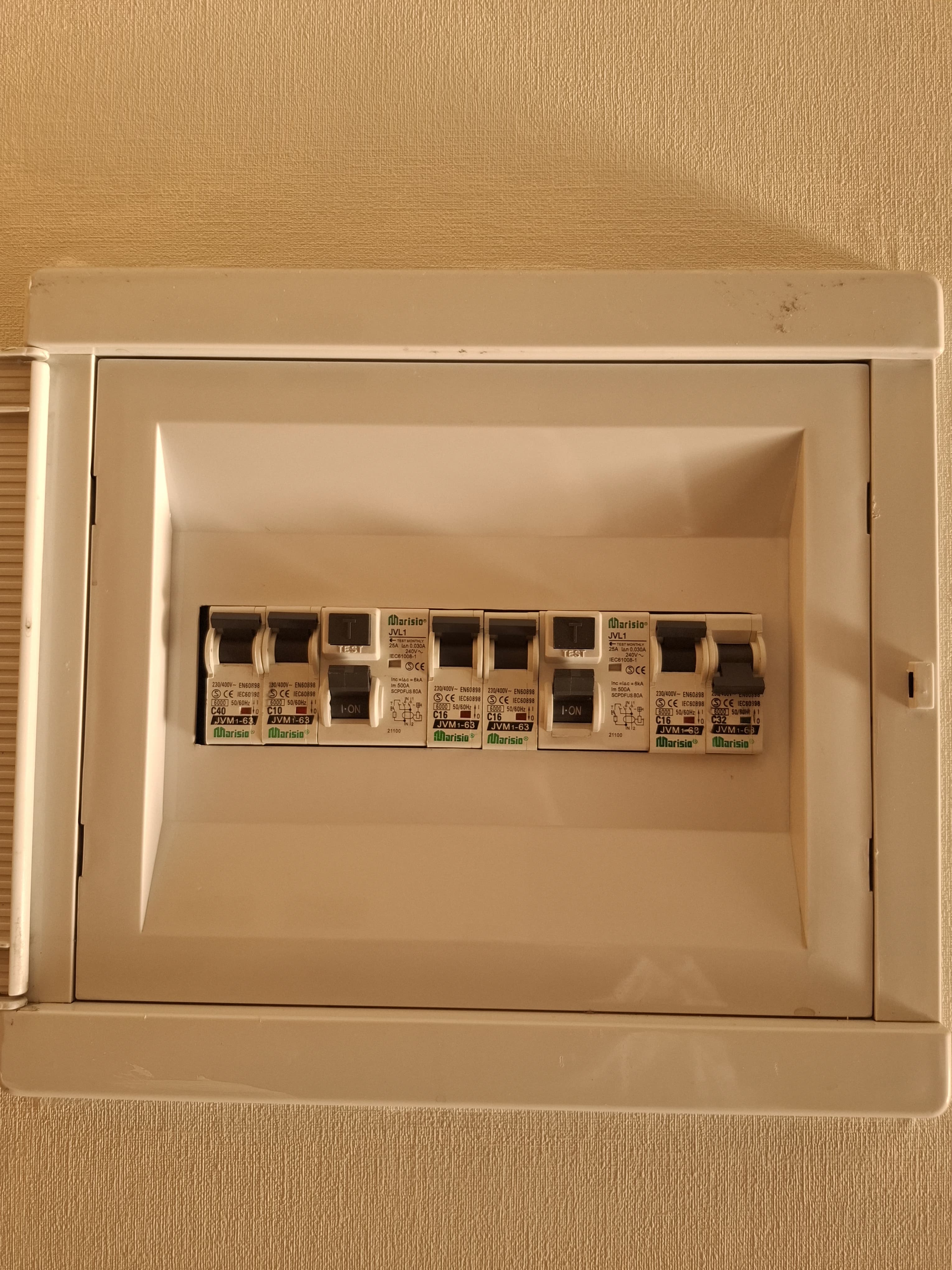 Trabajo en tablero eléctrico
